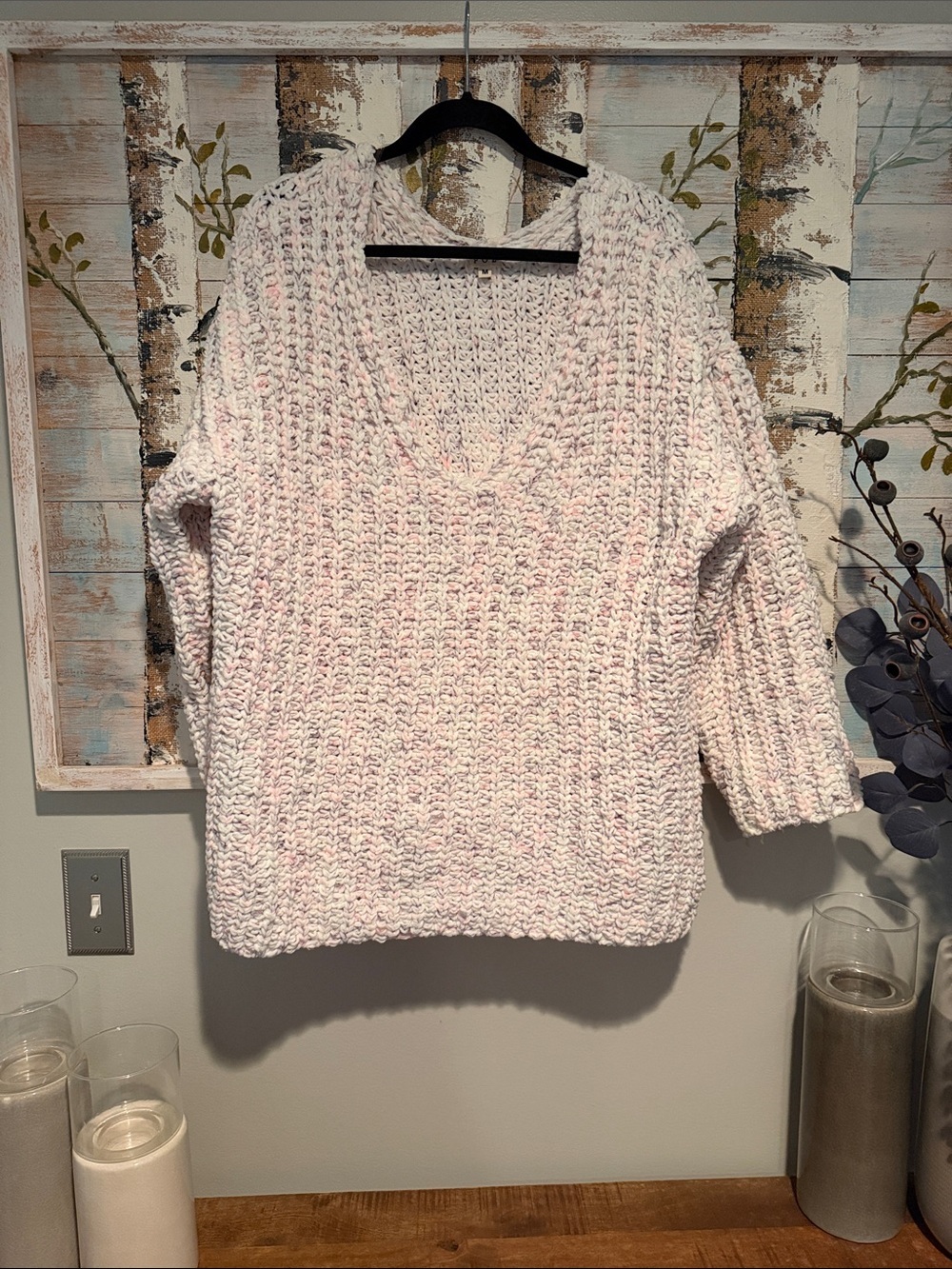 POL Chunky V-Neck Sweater in Pale Pink and White